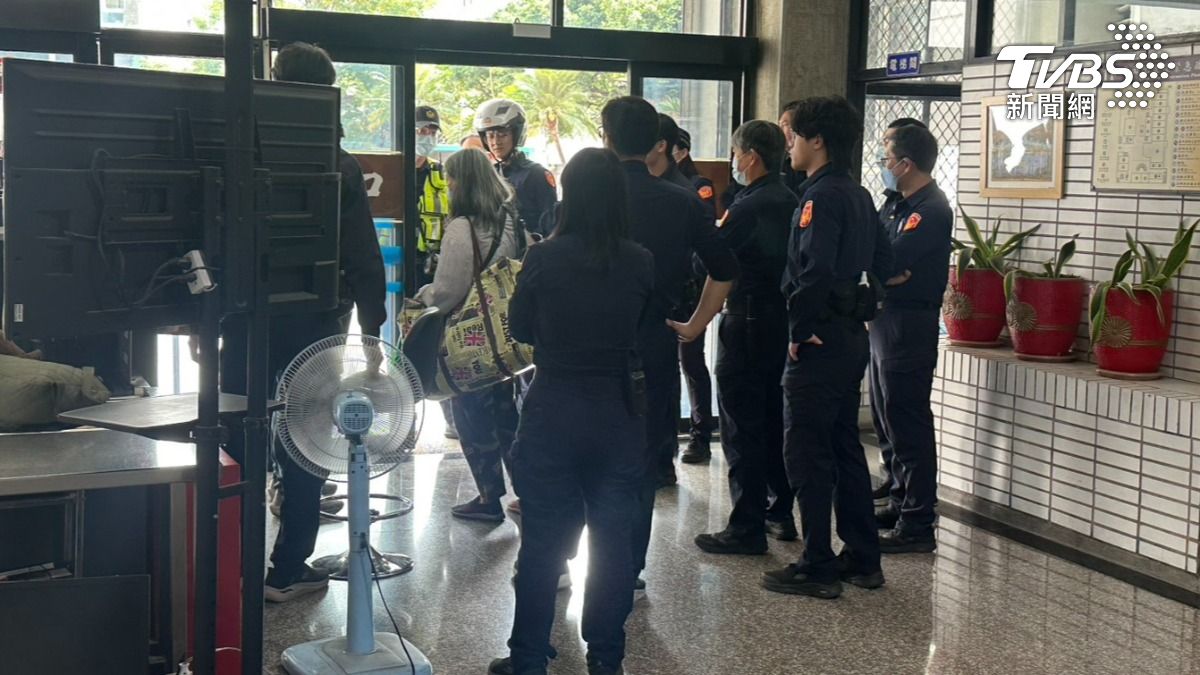 台中婦「持菜刀闖進地院」遭警包圍 理由竟是朋友教切菜