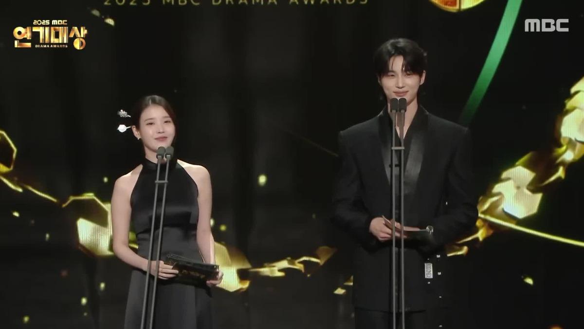 IU與邊佑錫登上「MBC 2025 演技大賞」。(圖/翻攝MBC)