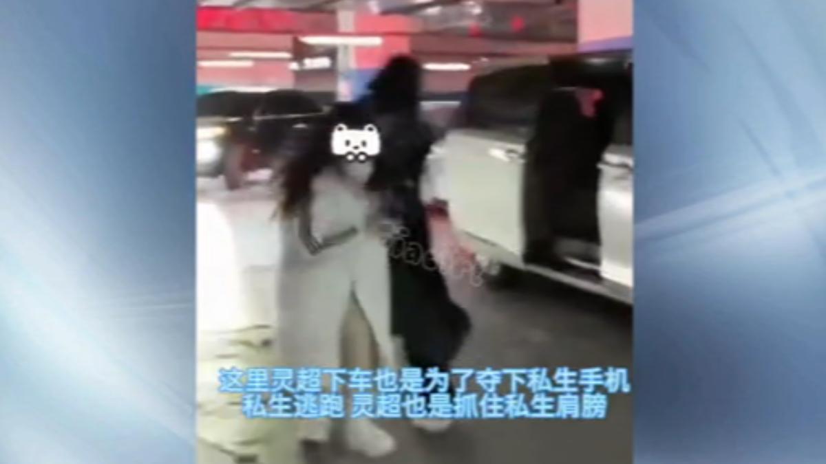 大陸男團成員靈超遭遇粉絲近距離「貼臉拍攝」，一怒之下搶過手機摔落在地，引發網路熱議。（圖／微博）