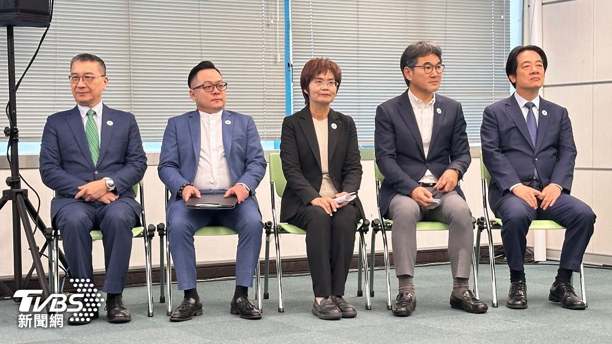賴清德與民進黨秘書長徐國勇(左1)率童子瑋(左2)、陳素月(中)、劉建國(右2)一同舉行記者會。(圖/潘袁詩羽攝)