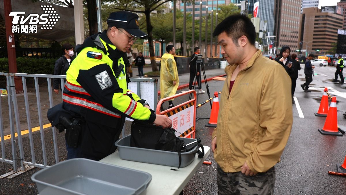 跨年舞台周邊設立4處安檢站。(圖/華子琛攝)