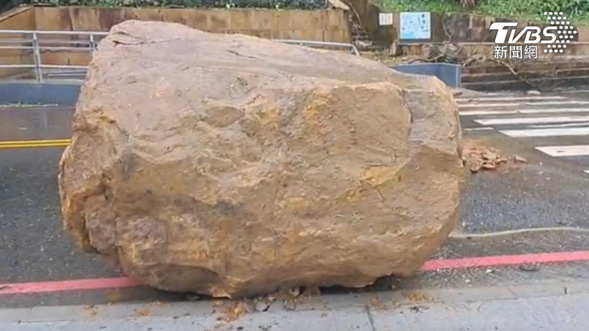 5噸重落石佔一線車道,車輛繞道而行,出動怪手處理。(圖/TVBS)