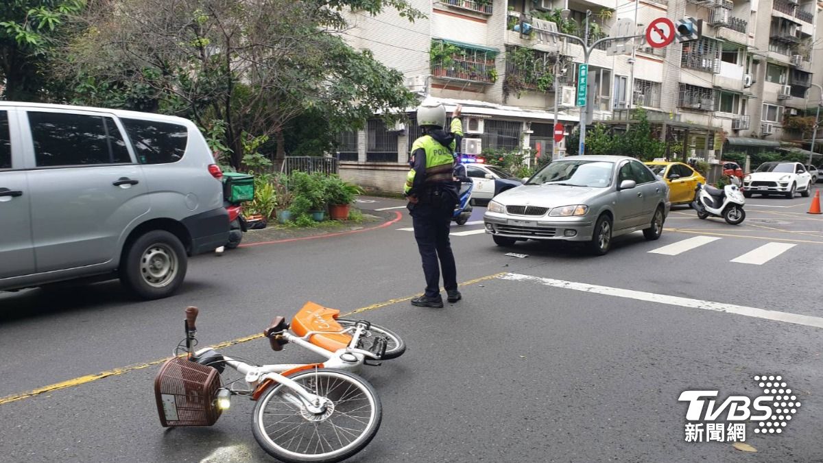 有片/板橋汽車、YouBike恐怖碰撞 22歲女「騰空飛起」翻滾慘摔
