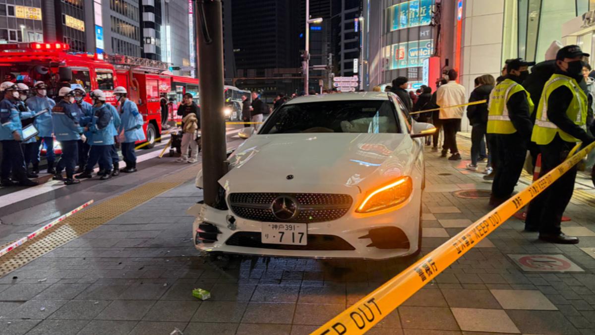東京JR新宿站旁2外籍少女人行道遭賓士撞倒送醫　駭人畫面曝
