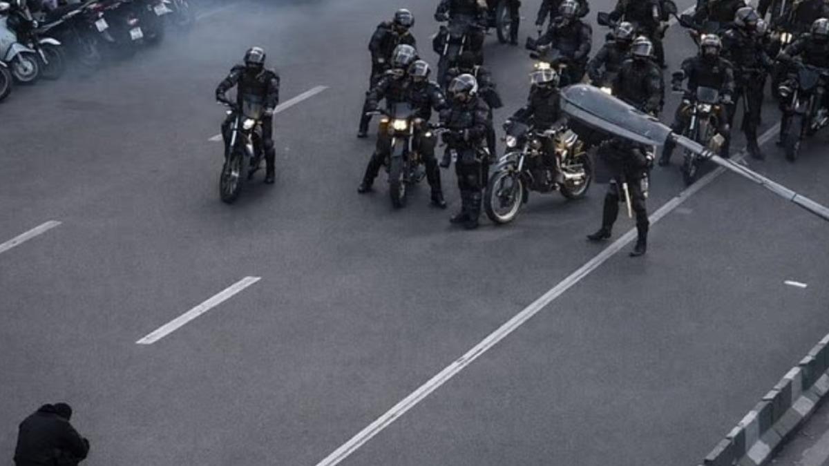 伊朗版天安門事件!「坦克人2.0」擋武警車隊 震撼照片曝
