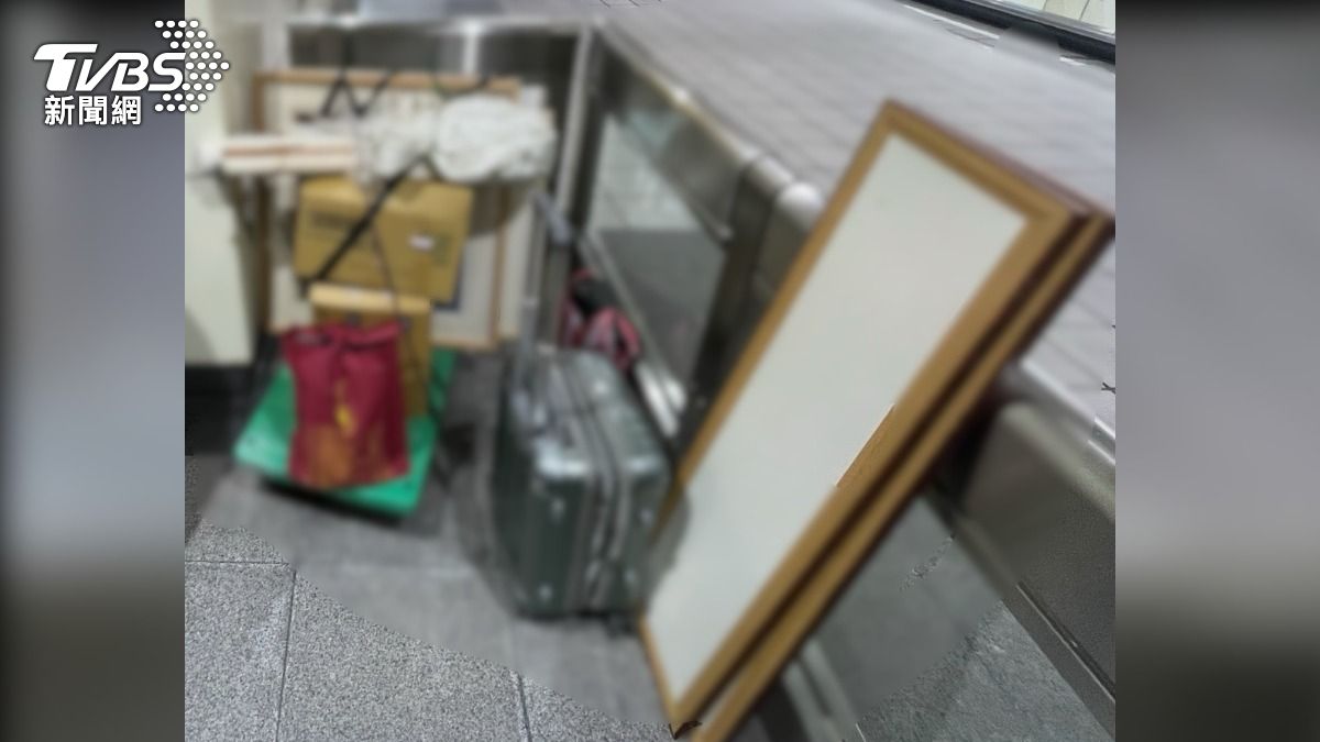男搭乘台北捷運,行李過大遭拒載。(圖/TVBS)