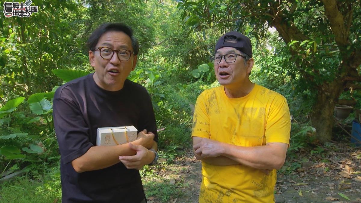 詹姆士（左）和洪都拉斯一同前往拜訪攀樹師。（圖／八大提供）
