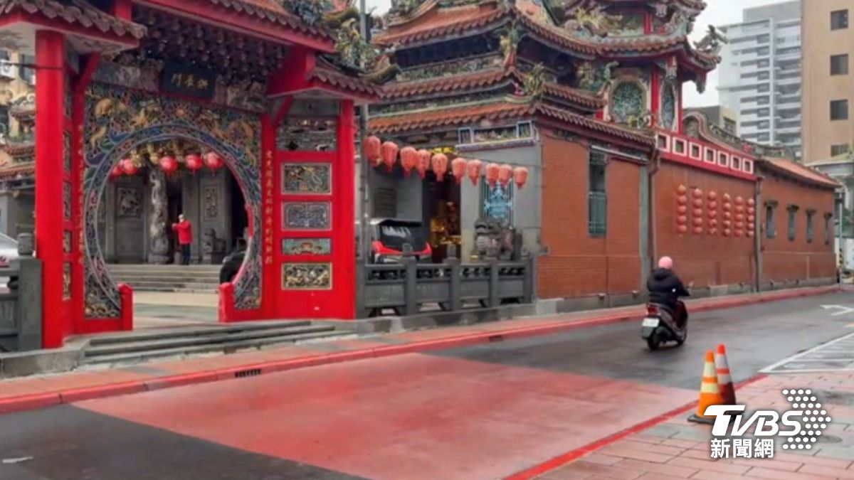 桃園大廟有罰單陷阱,紅色鋪面誤認斑馬線。(圖/TVBS)