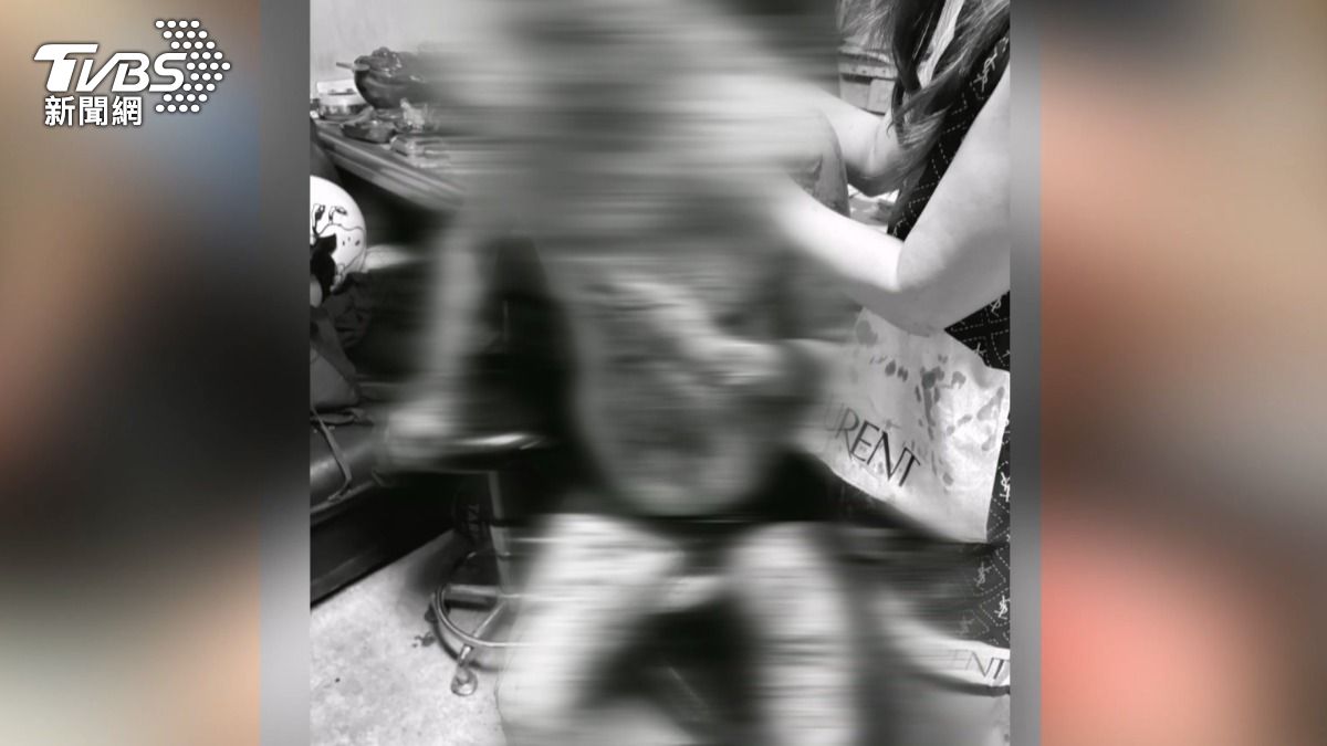 嫌犯摸黑搶劫，持美工刀猛刺，老闆表情痛苦、全身是血等待送醫，幸好撿回一命。（圖／TVBS）