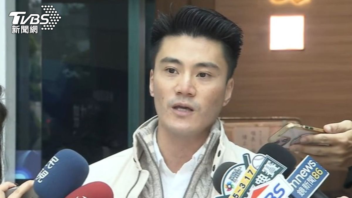 藍營青年部前副主任丁瑀場外開砲,批鄭麗文不配當主席。(圖/TVBS)