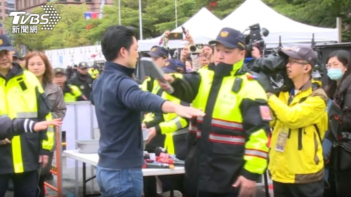 安檢嚴! 禁帶打火機、腳架 台北跨年「開包檢查」。(圖/TVBS)