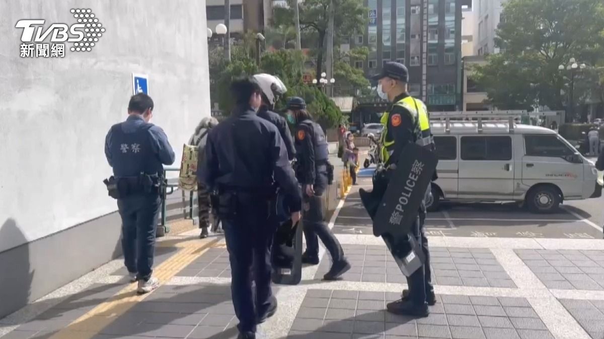 女持菜刀進法院過X光機被攔 14警急馳援