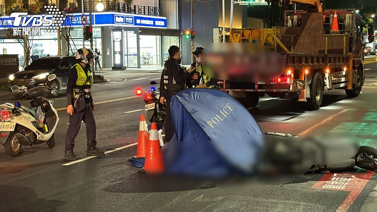 快訊/悲傷跨年夜!高雄男騎士遭工程車輾斃 肇事司機跪地痛哭