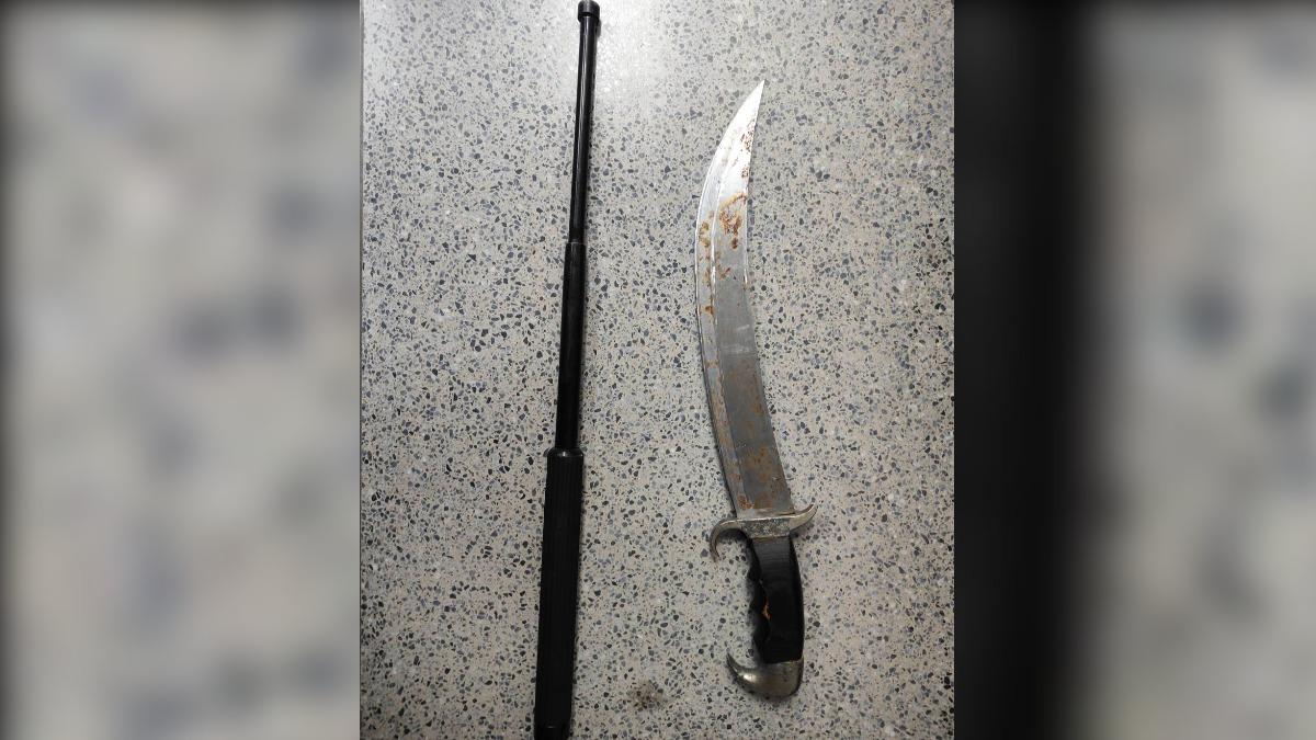 跨年父子當街持長刀互砍 路人驚逃急報警
