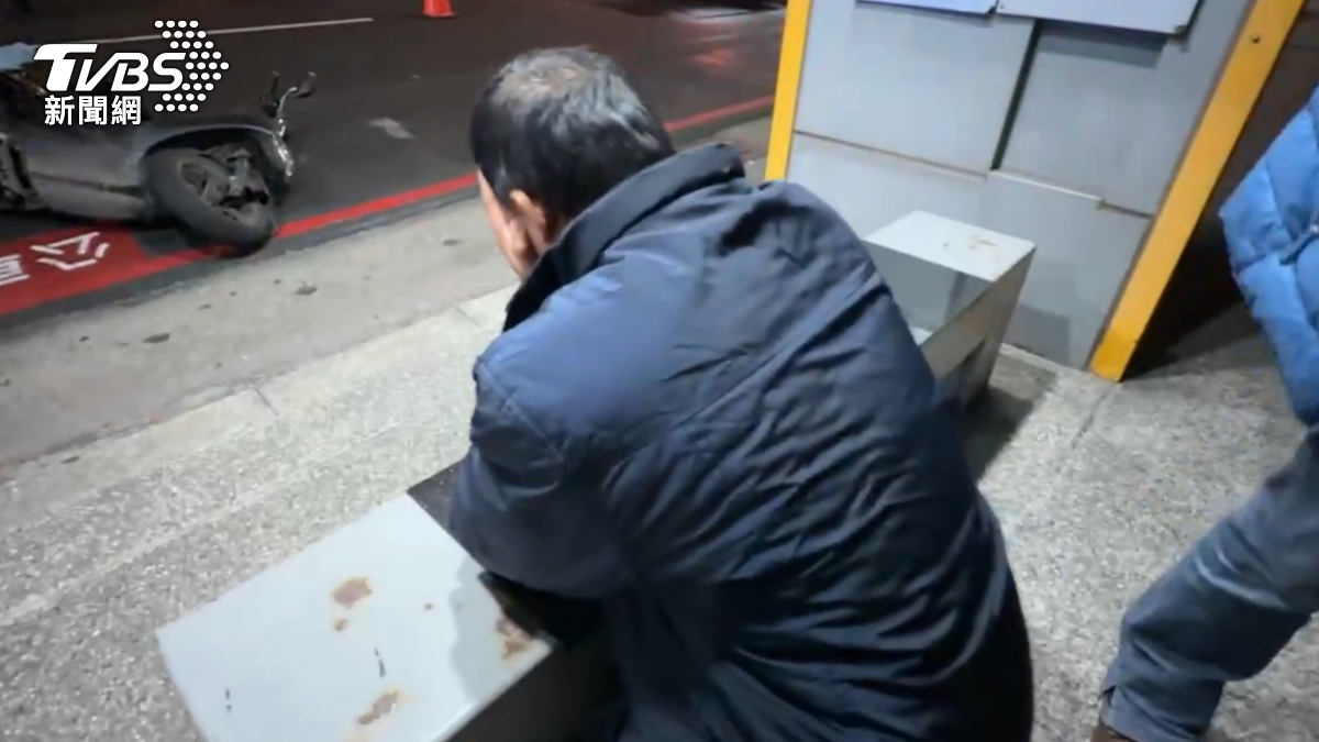 肇事司機跪地痛哭。(圖/TVBS)