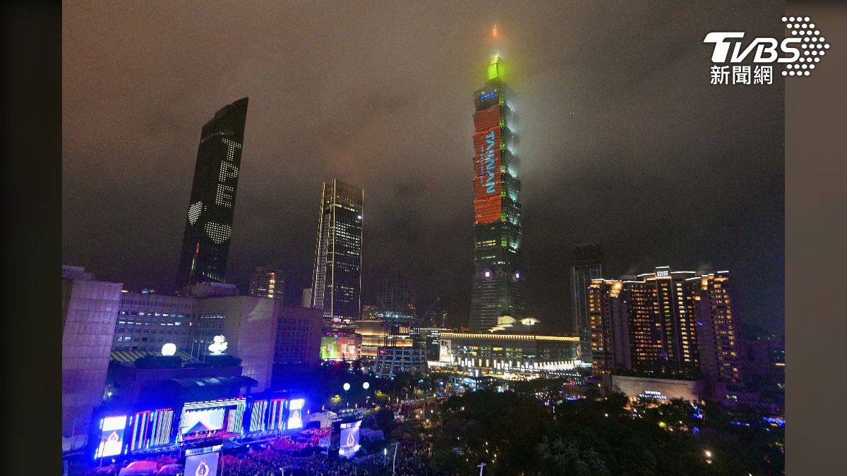 跨年夜適逢下雨，101大樓旁瀰漫水氣。（圖／胡瑞麒攝）