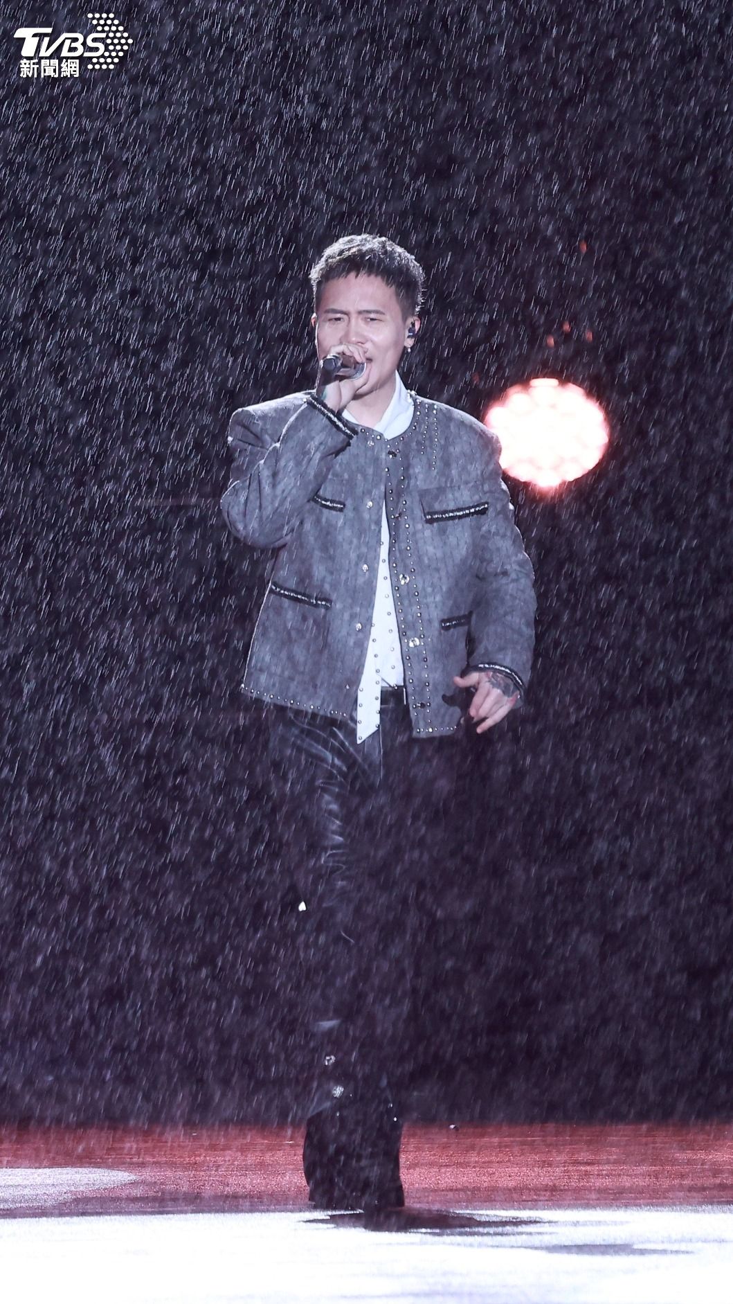 大雨不影響蕭秉治發揮。(圖/TVBS娛樂組攝)