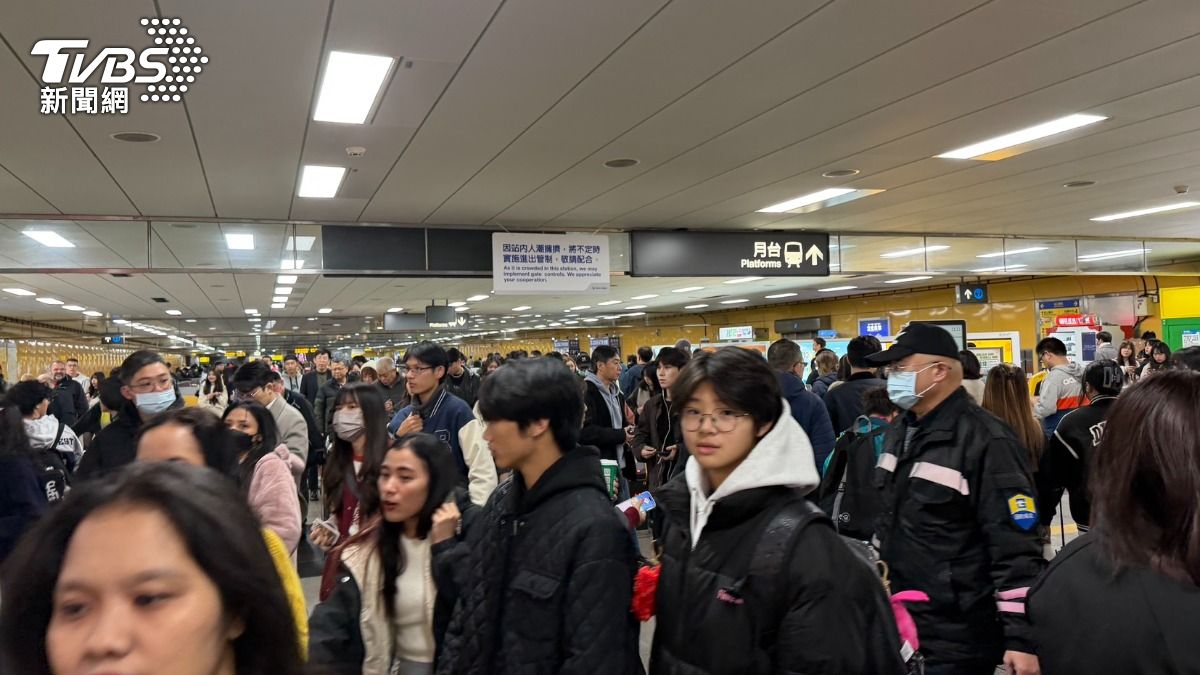 市府捷運站人潮今晚現況。(圖/蘇憶歡攝)