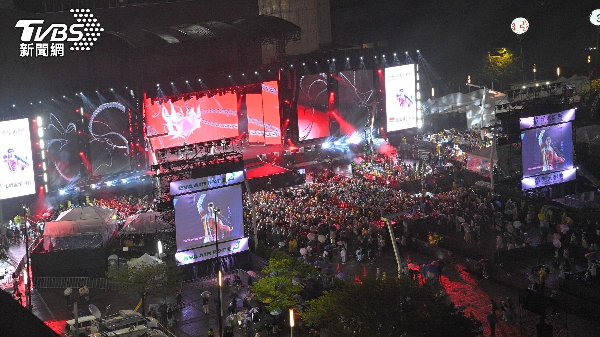 台北市政府前跨年演唱會擠滿人潮。（圖／胡瑞麒攝）