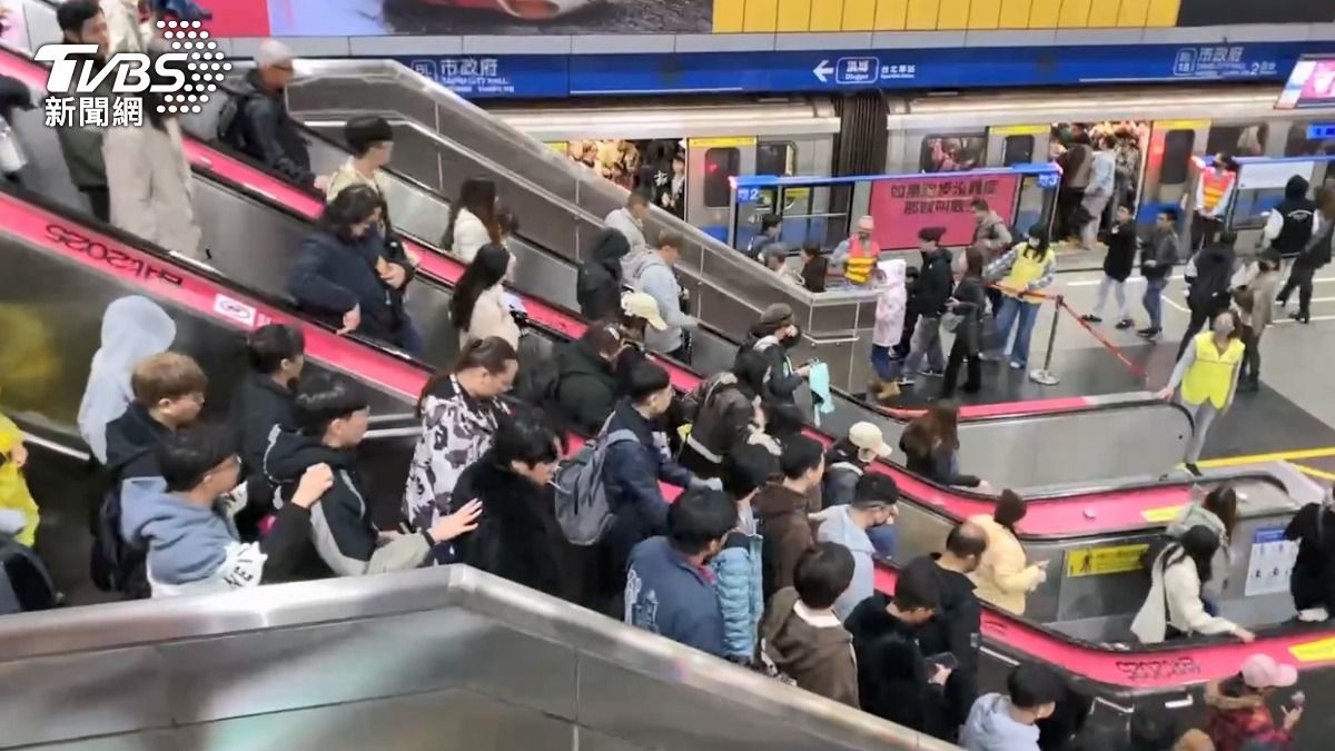 台北捷運因應跨年人潮，42小時不打烊。 (圖／TVBS)