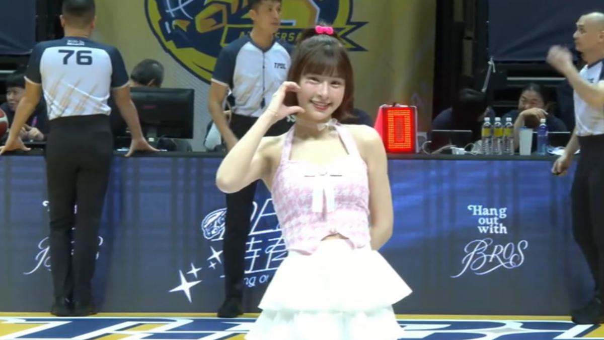 峮峮驚喜現身球場,擔任跨年球賽的開球嘉賓。(圖/TPBL)