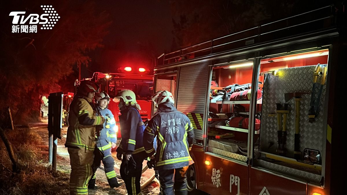 凌晨12時16分消防隊人員車輛抵達現場。(圖/程子奕攝)