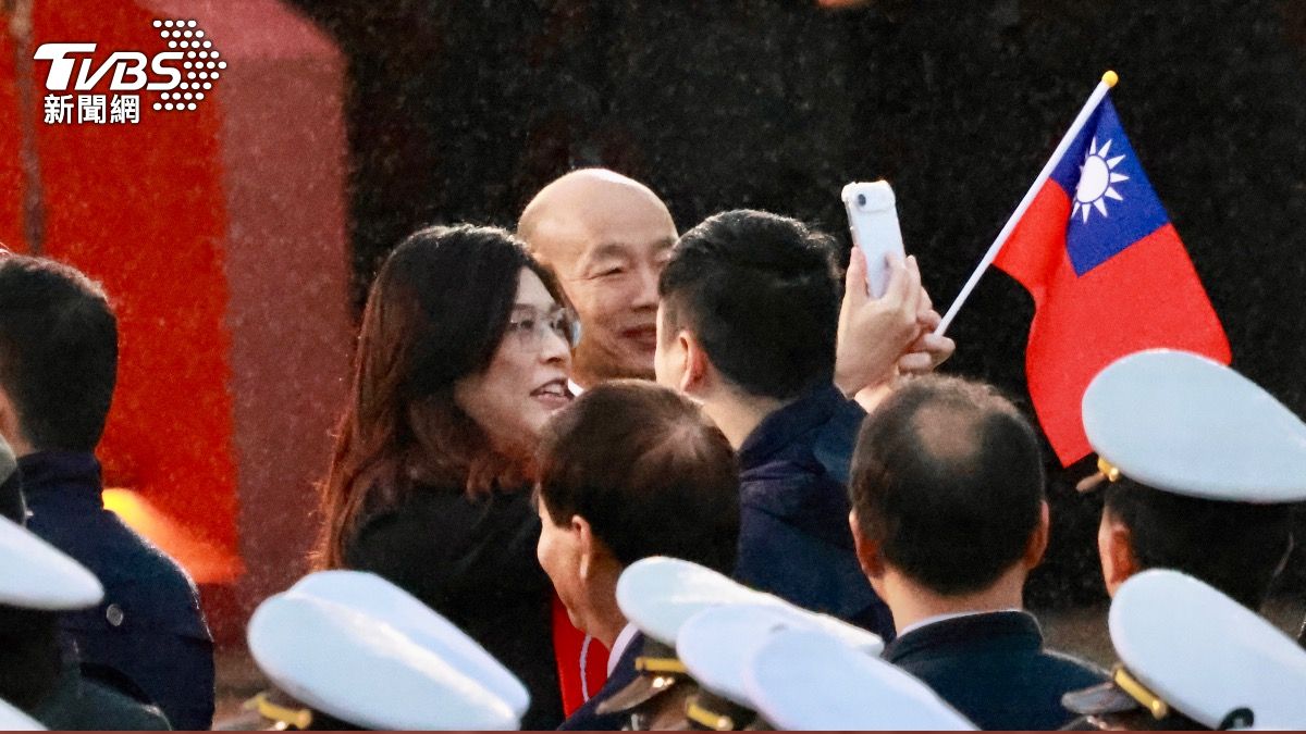 國民黨主席鄭麗文上任後，首次與賴清德碰面。圖爲鄭麗文與韓國瑜合照（圖／潘建樺攝）