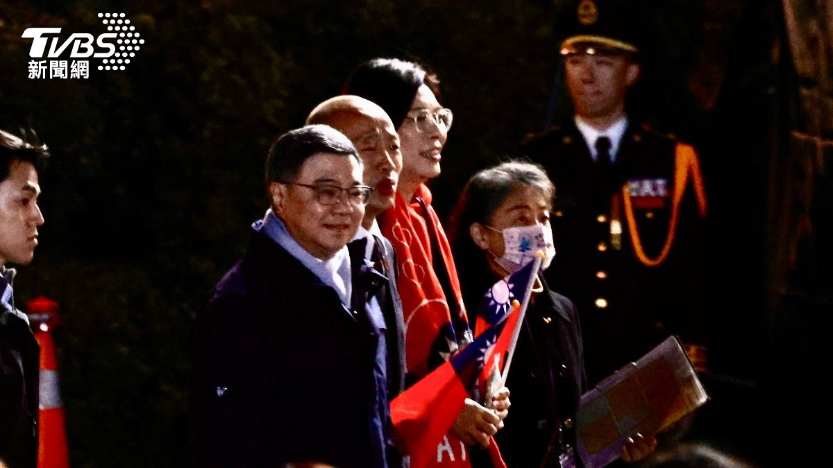 立法院長韓國瑜與行政院長卓榮泰以及國民黨主席鄭麗文一同來到總統府前升旗。（圖／潘建樺攝）