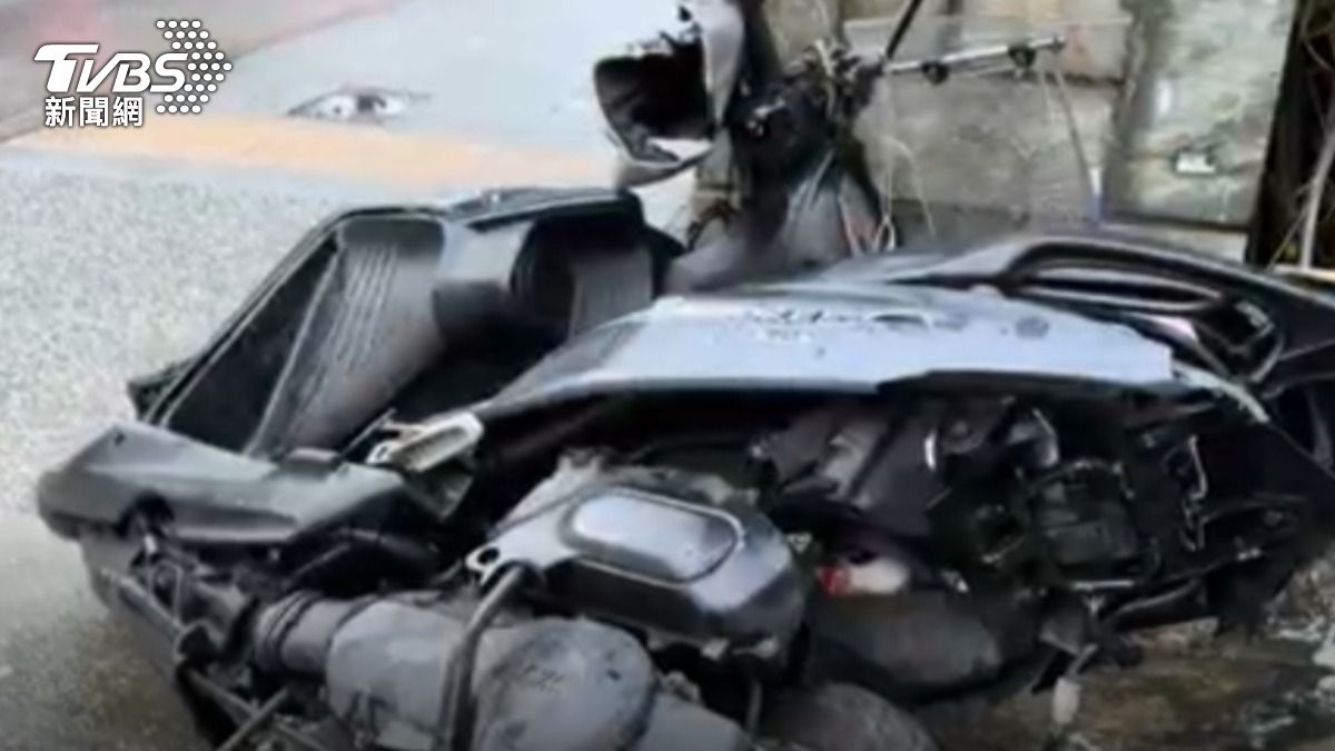 銀色機車被撞到破碎,車殼、零件四散。(圖/TVBS)