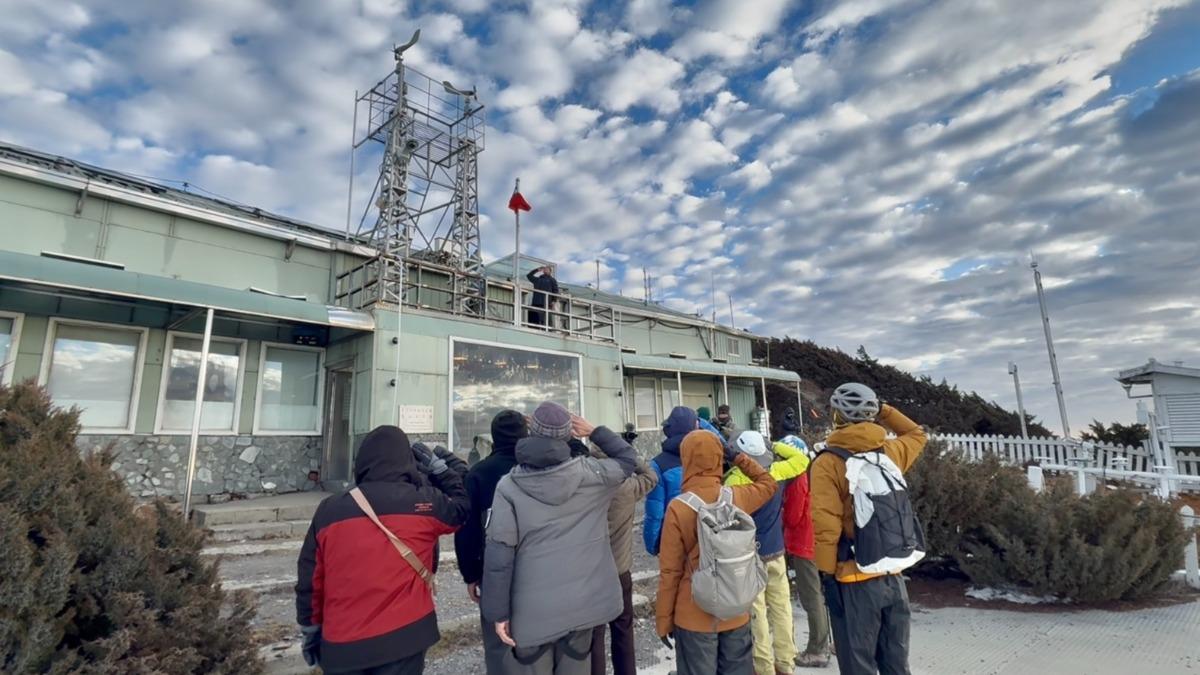 登山客一起參與升旗典禮。（圖／鄭明典提供）