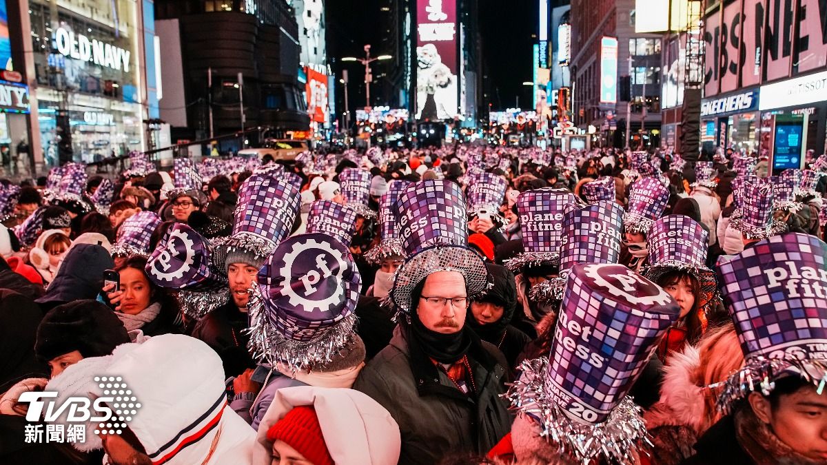 紐約跨年冷吱吱!民眾無懼低溫時報廣場擠爆 體感溫度低於零