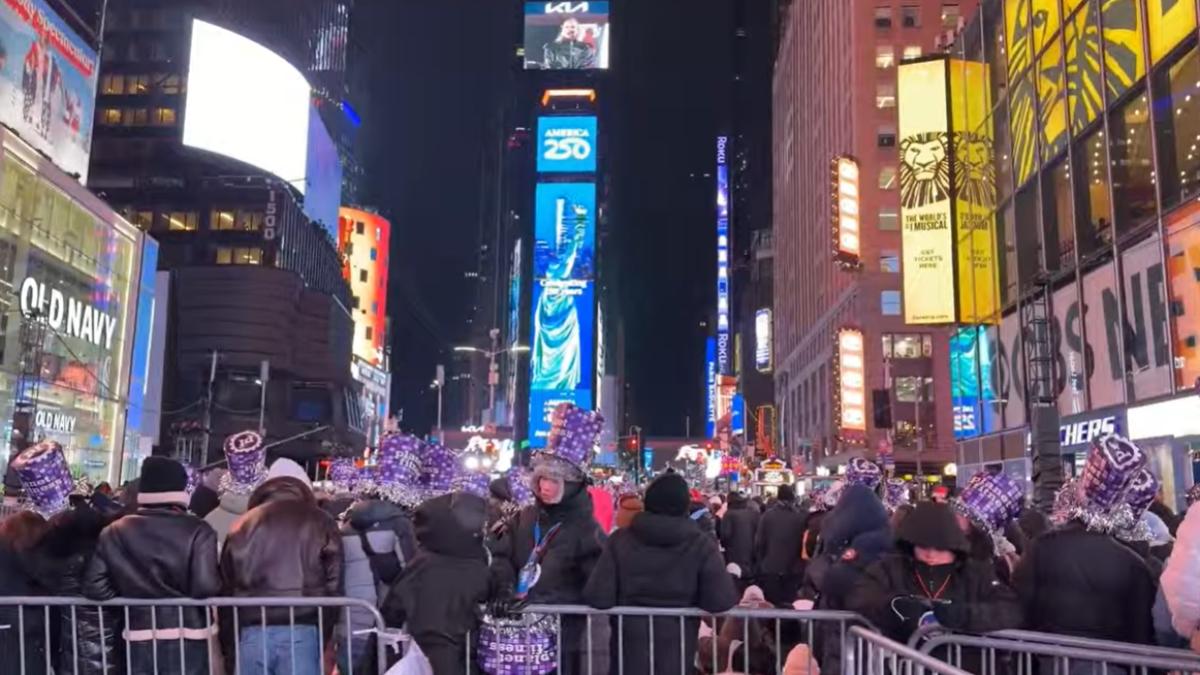 許多人提早來卡位。(圖/翻攝 The NYC Walking Show)