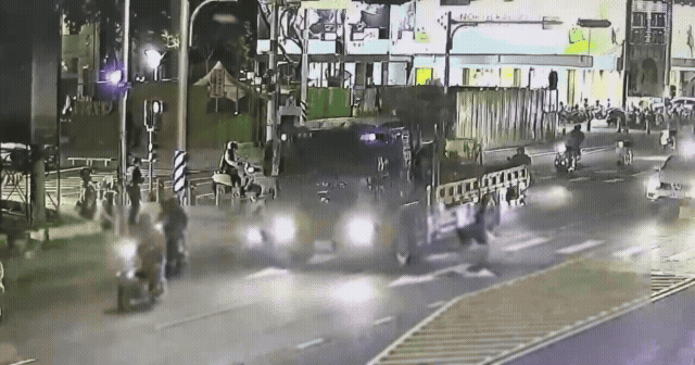 唐男連人帶車倒地遭大貨車後輪輾壓。(圖/TVBS)