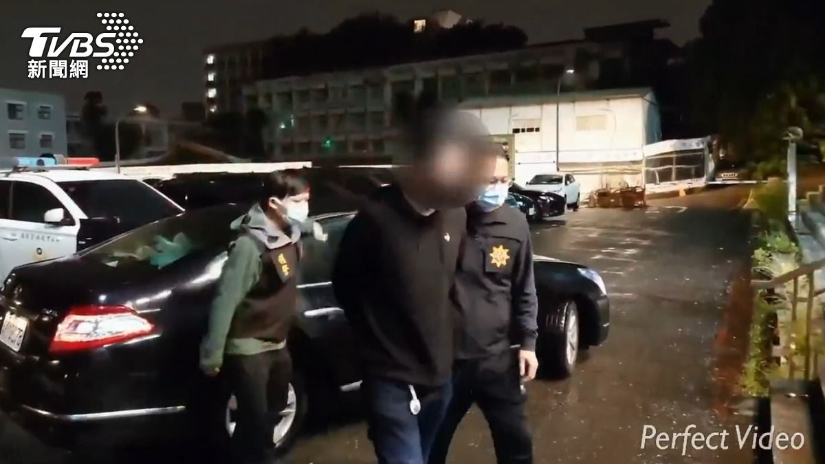 李男被警方逮捕送辦。(圖/TVBS)