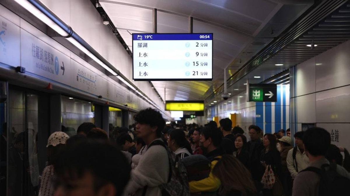 周深香港跨年嗨翻！歌迷「全速狂奔」搶搭末班車：真的很方便