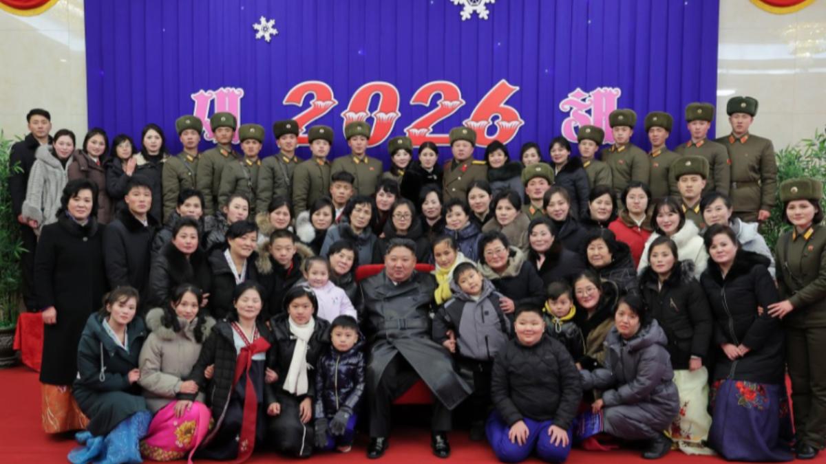 金正恩與援俄朝兵家屬合影。　（圖／翻攝自KCNA）