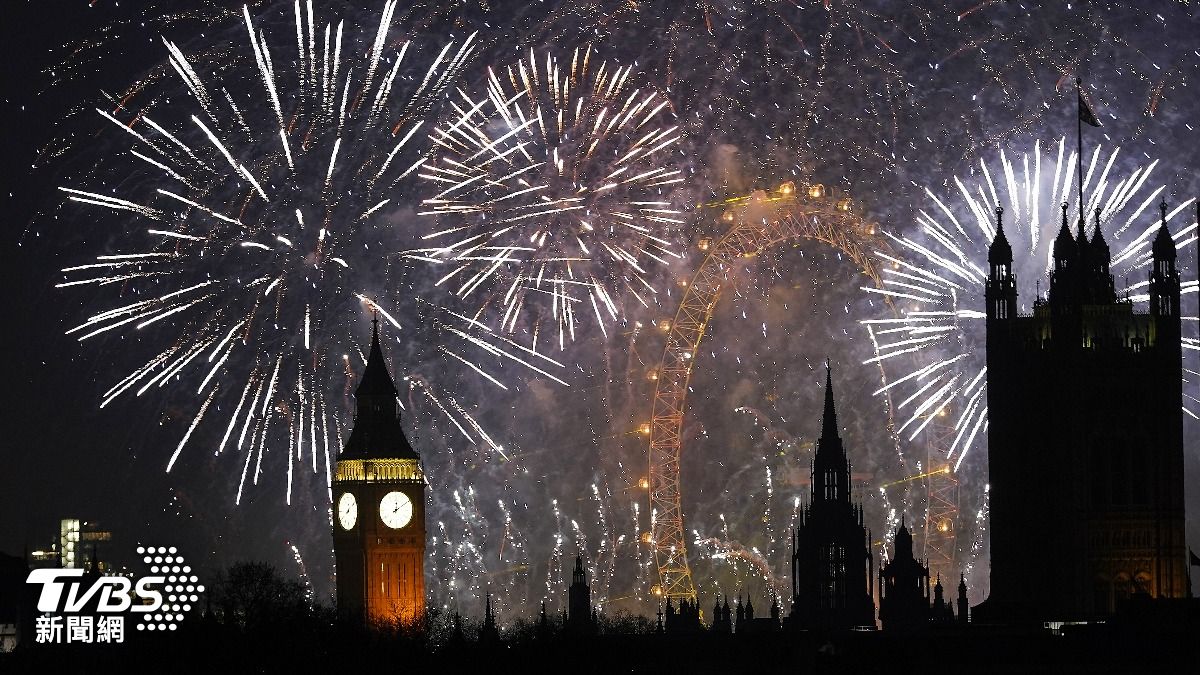 英國迎2026！1.2萬枚煙火、400多盞燈　璀璨綻放倫敦