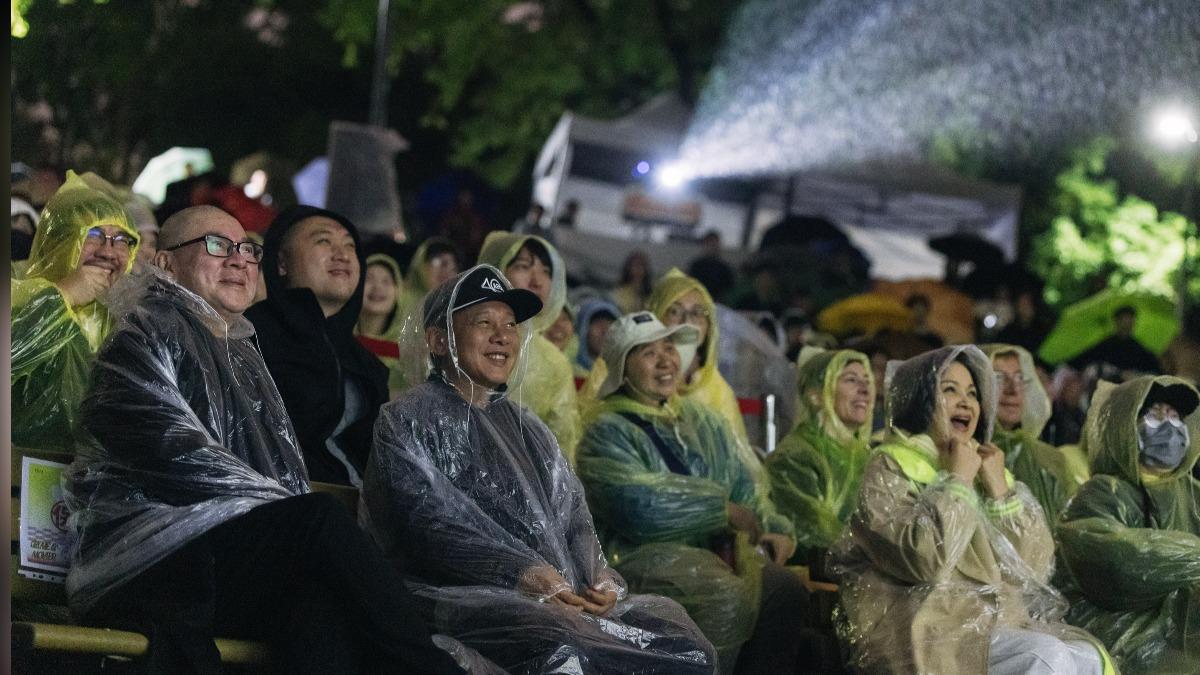 《愛情萬歲》主創團隊冒大雨陪千人冒雨一起看電影。(圖／國家影視聽中心提供）