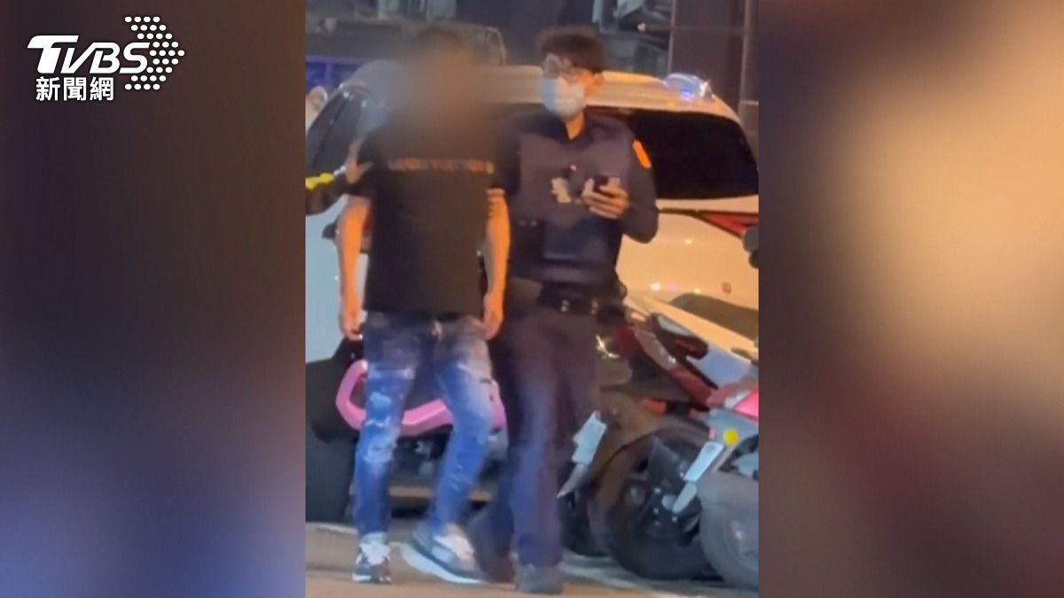 男子找女友跨年，不滿女友鄰居在路邊放鞭炮，他掏出改造手槍連開四槍，造成兩人受傷。(圖／TVBS)