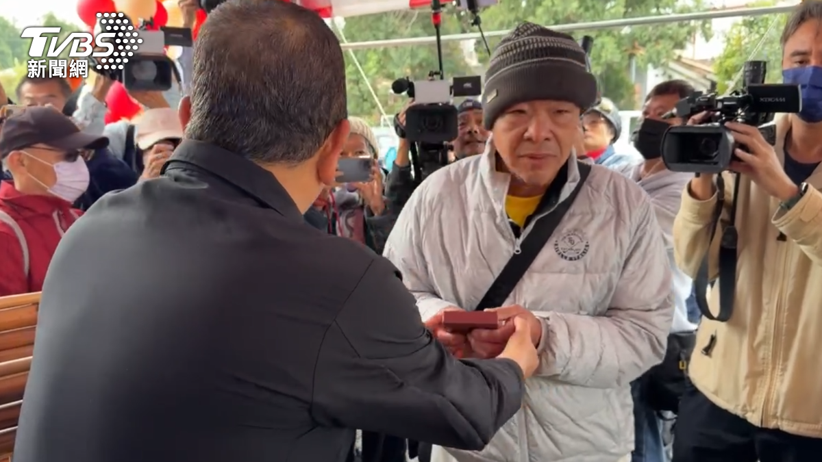 秀水來的張先生得頭香狀元。(圖/TVBS)