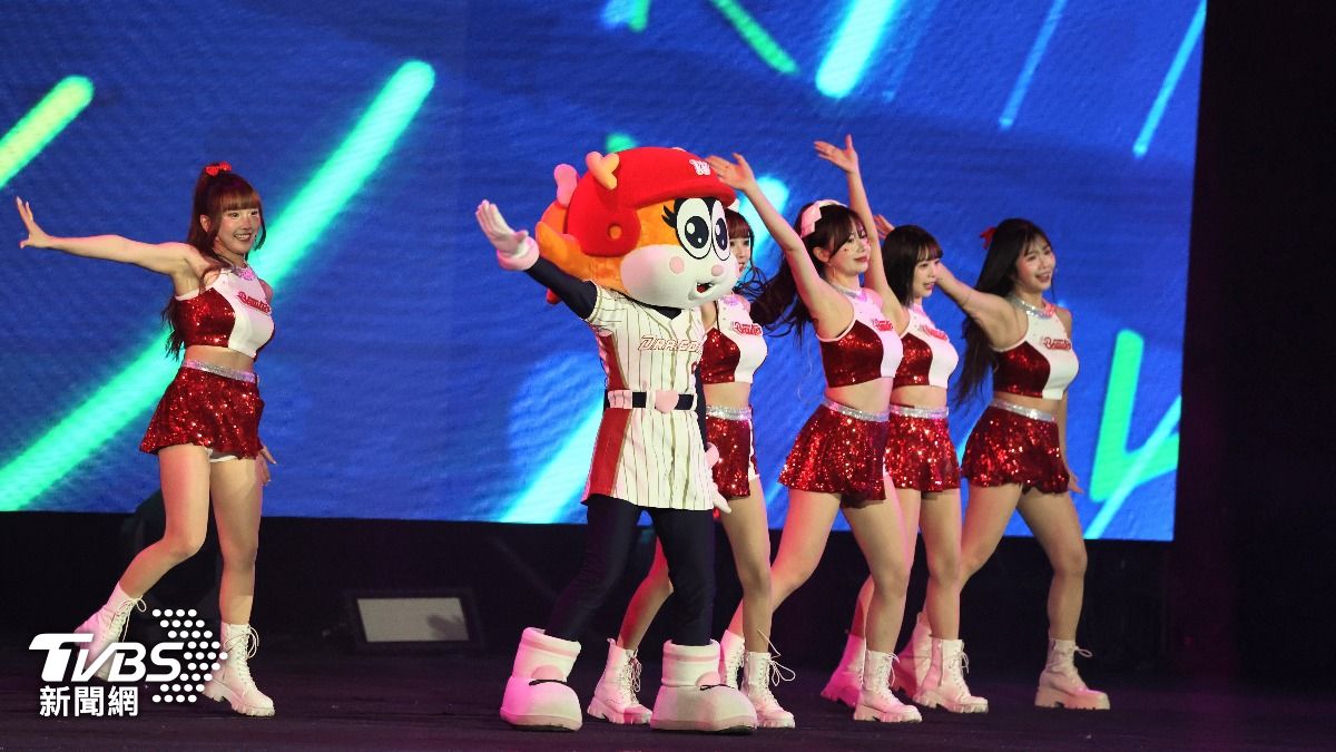 小龍女登台演出。(圖/張哲鳴攝)