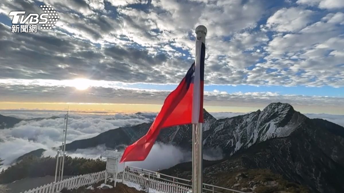 玉山北峰的日出,雲海搭配第一道太陽,以及壯麗山峰,美成像一幅畫。(圖/玉山氣象站提供)