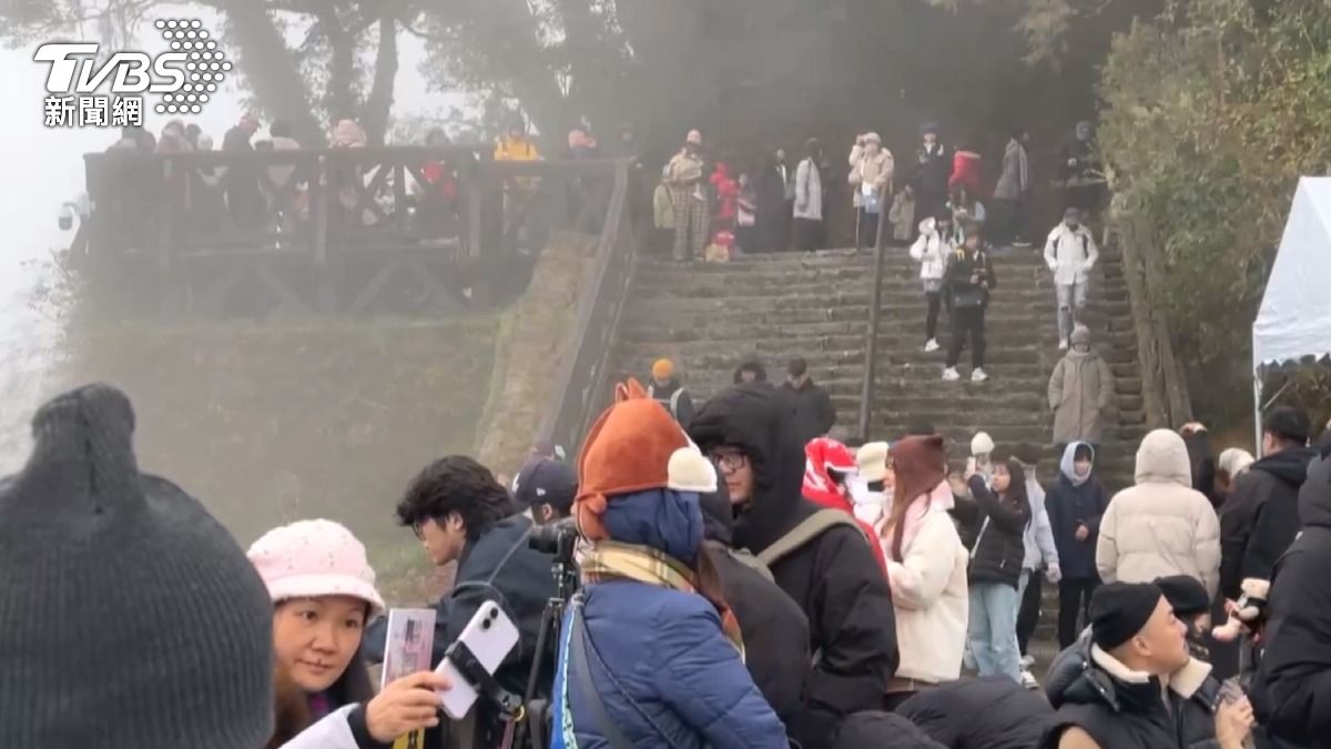 阿里山上清晨六點多只有5度,能見度不到一公里,民眾穿著厚外套、圍圍巾爬上山卻撲空。(圖/TVBS)