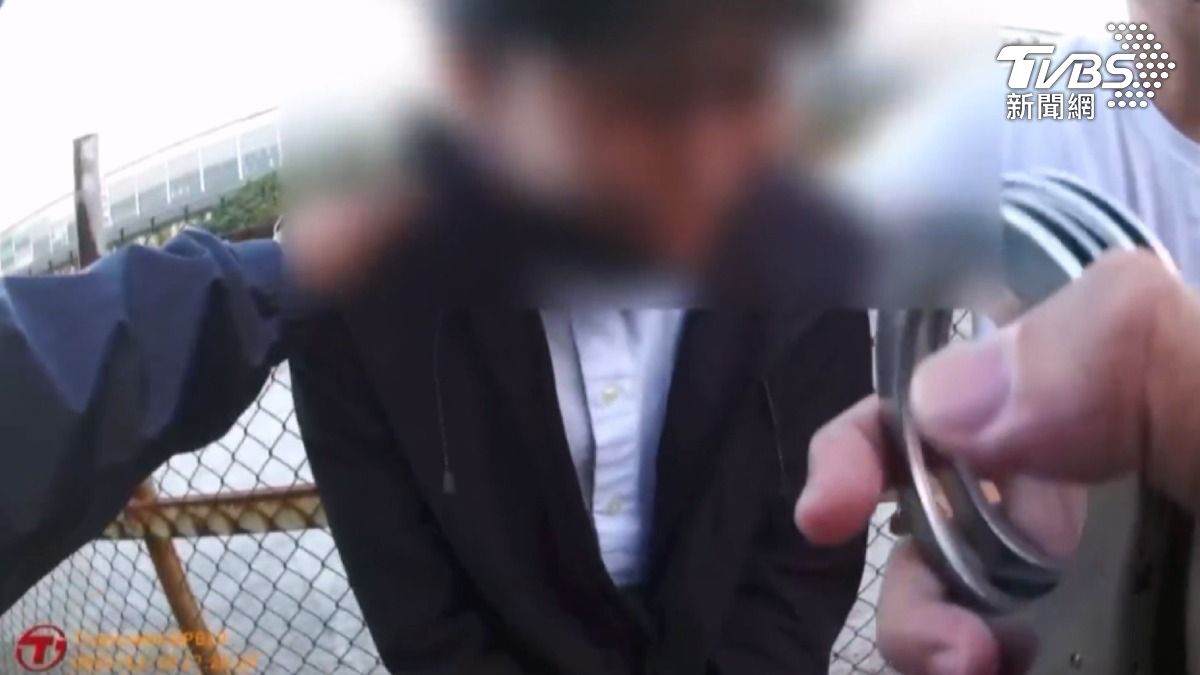 32歲夏姓女車手被警方逮捕後立即表現出驚慌失措的態度,甚至搬出家人大打悲情牌。(圖/TVBS)