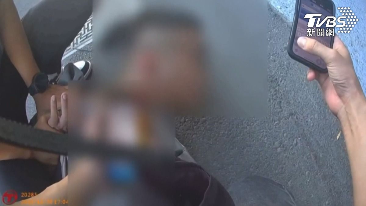 警方同時也逮捕了另一名22歲許姓監控手,強制破解其手機密碼以搜尋證據。(圖/TVBS)