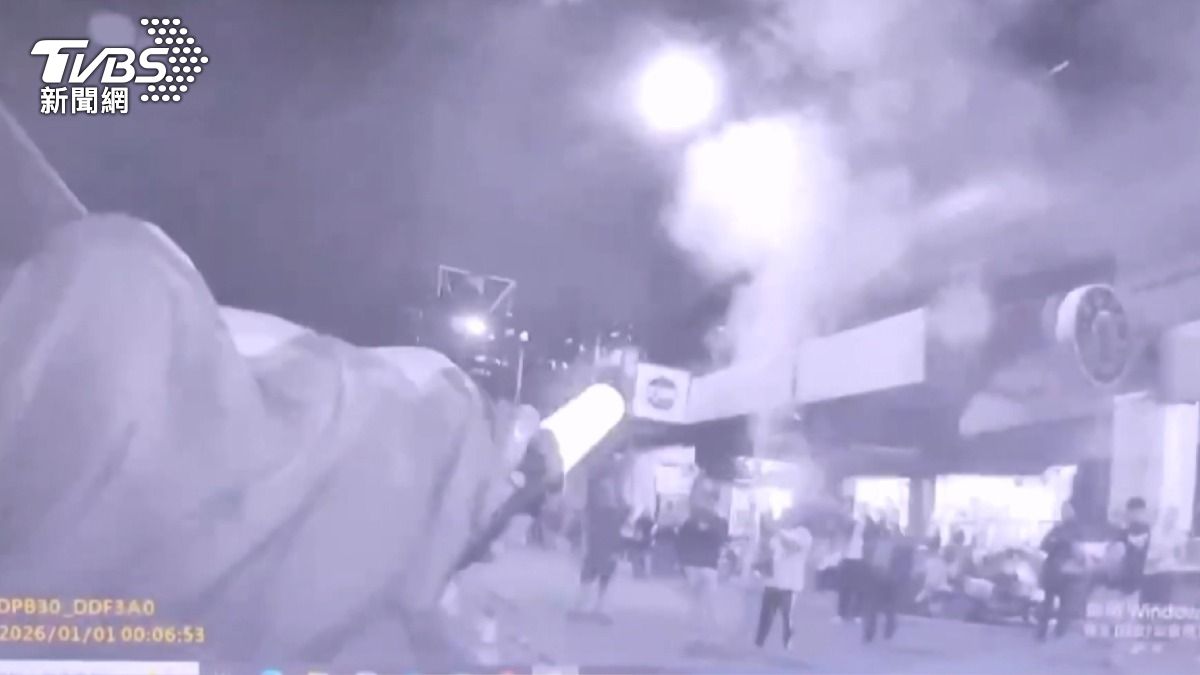前鎮區成功二路輕軌周邊，民眾對著大樓施放煙火，一度出動警方到場。（圖/TVBS）