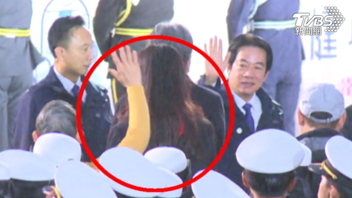 總統賴清德在升旗典禮上，朝鄭麗文方向揮手。(圖/TVBS)