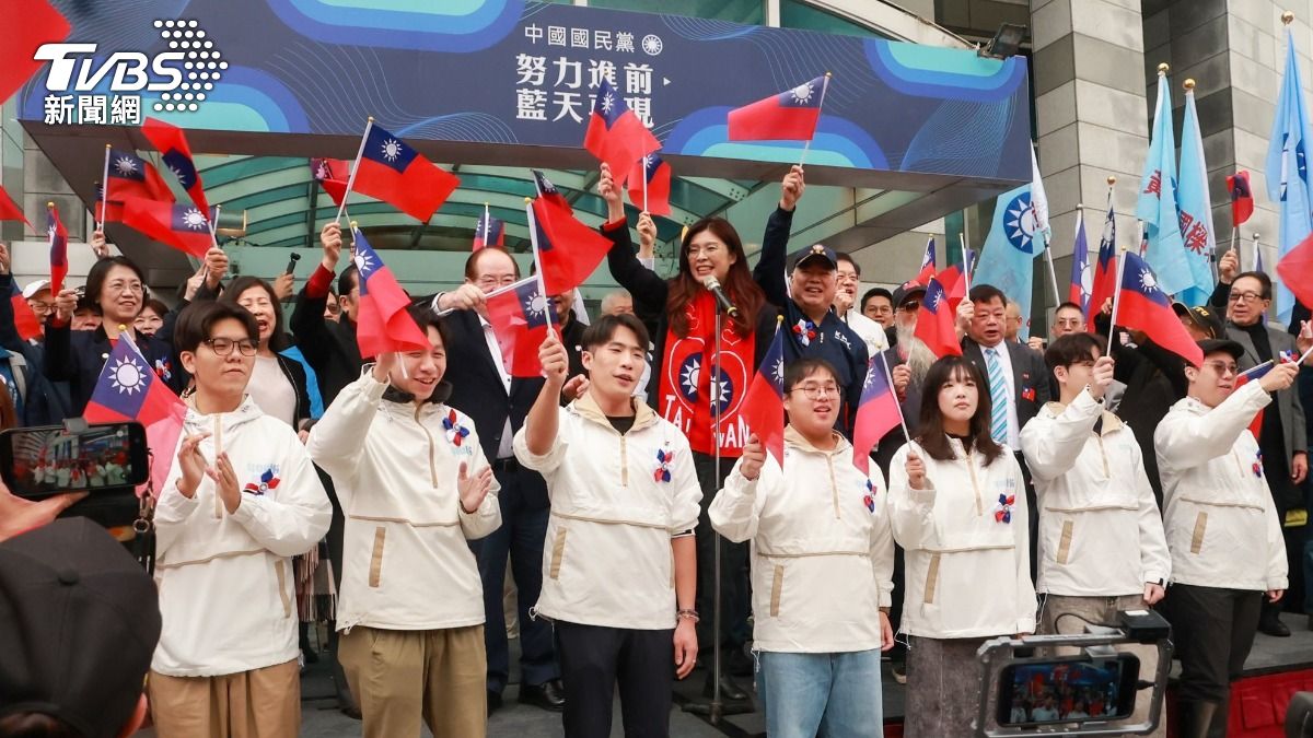 國民黨主席鄭麗文主持國民黨元旦升旗典禮。（圖／TVBS）