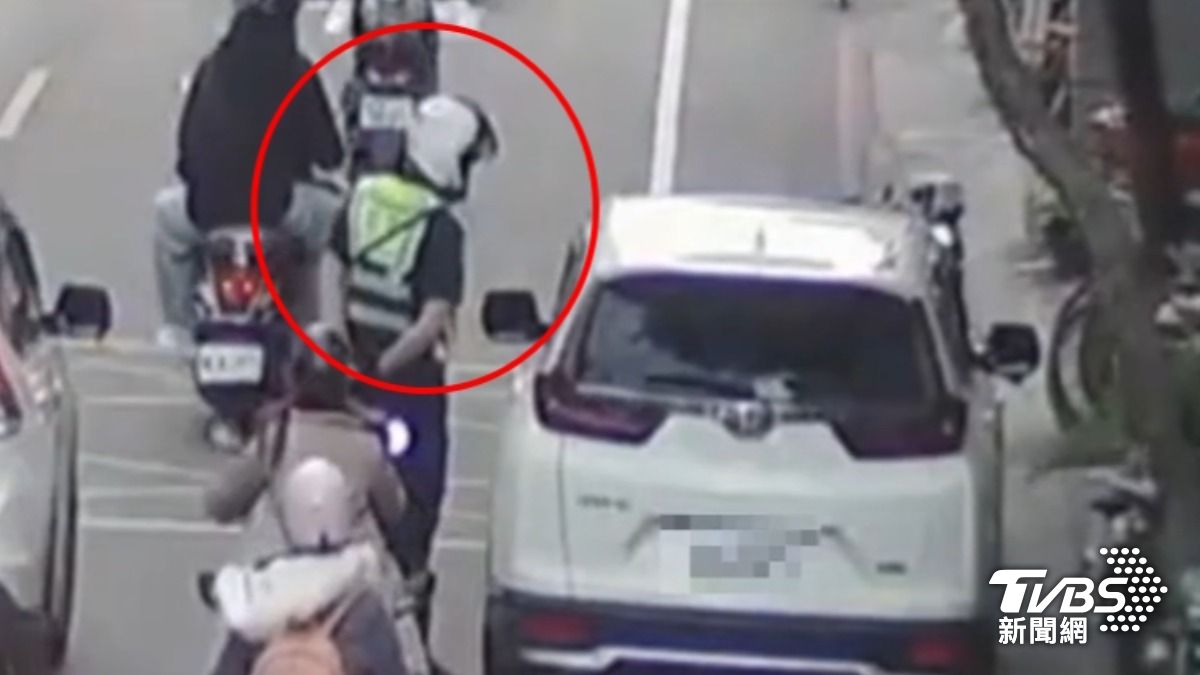 新北駕駛直行叭了右轉警車，竟遭到攔下理論，路邊吵了將近六分鐘。（圖／TVBS）