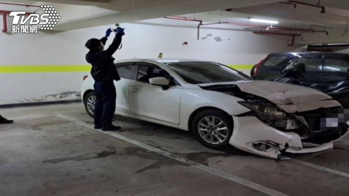 車頭撞到全毀，駕駛撞死一名清潔隊員騎士，肇逃把車都停車場。（圖／TVBS）
